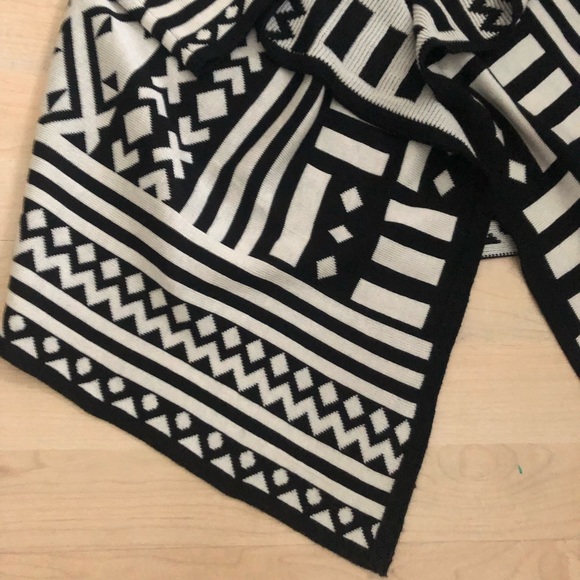 Larry Levine B&W Open Cardigan - Picture 4 of 8